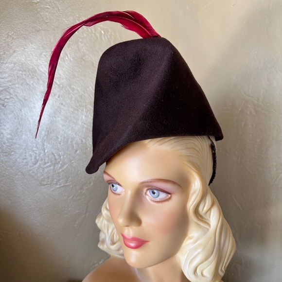 GRACEFUL 1940\'s BROWN FELT TILT TAH + FUCHSIA LONG, CURLY FEATHER